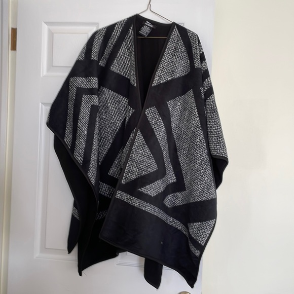 Black and white fleece wrap - Picture 1 of 3